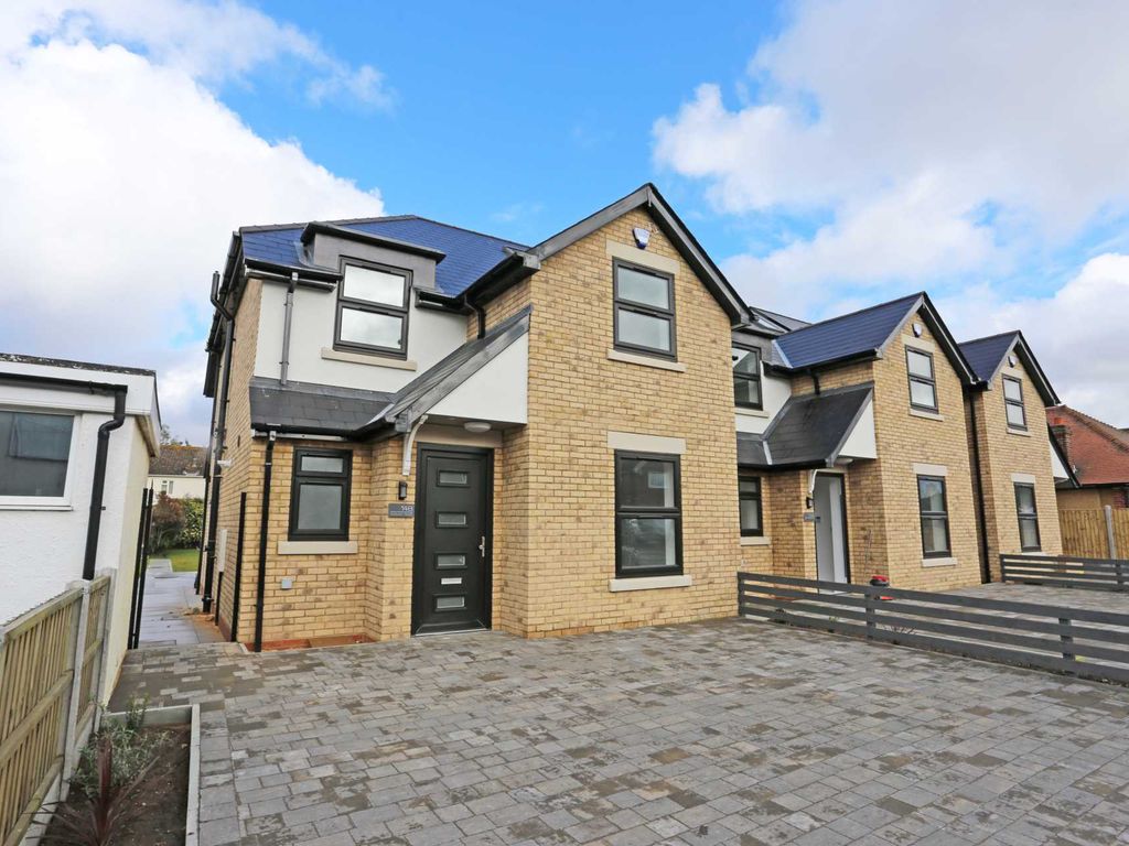 4 bed detached house to rent in Edmund Road, Rainham RM13 Zoopla