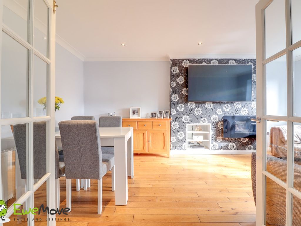 4 bed semidetached house for sale in Devon Road, Luton, Bedfordshire