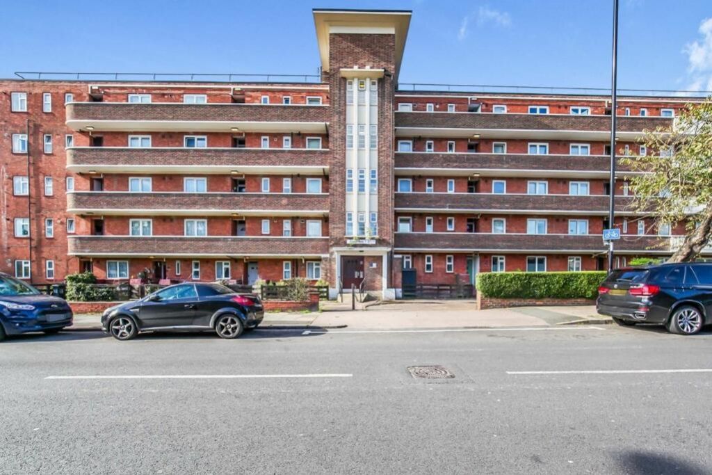 4 bed flat for sale in Perystreete, Perry Vale, London SE23, £400,000