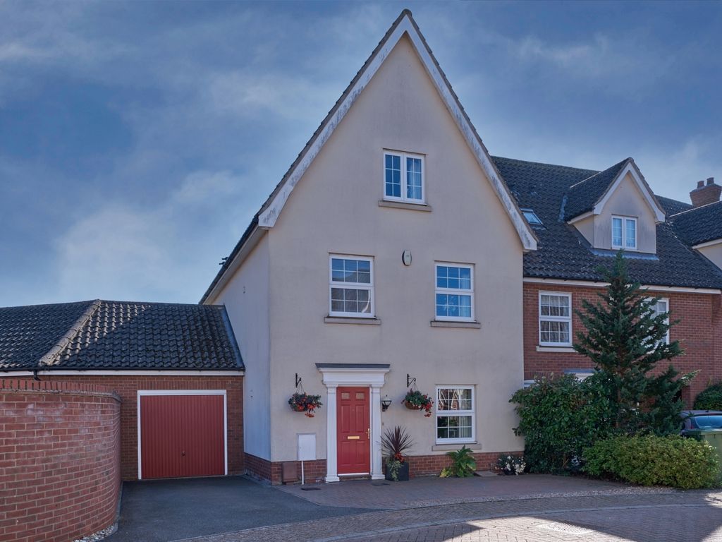 4 bed semidetached house for sale in Tyrrell Crescent, South Wootton