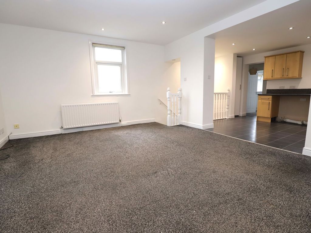 2 bed flat to rent in Tottington Road, Bury BL8, £750 pcm Zoopla