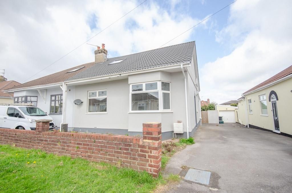 4 bed semidetached bungalow for sale in Cleeve Park Road, Downend