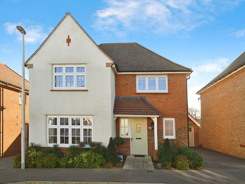 4 bed detached house for sale in Orwell Drive, Wokingham RG2, £635,000