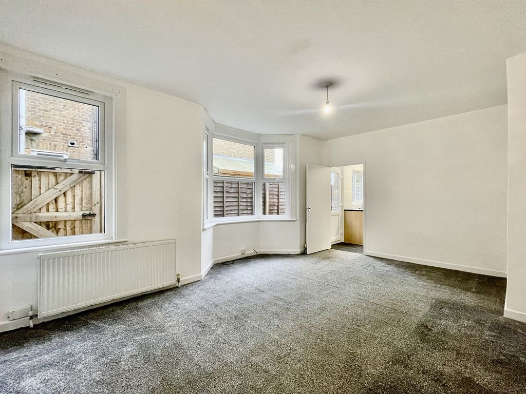 2 bed flat to rent in Ashburnham Road, SouthendOnSea SS1, £1,050 pcm