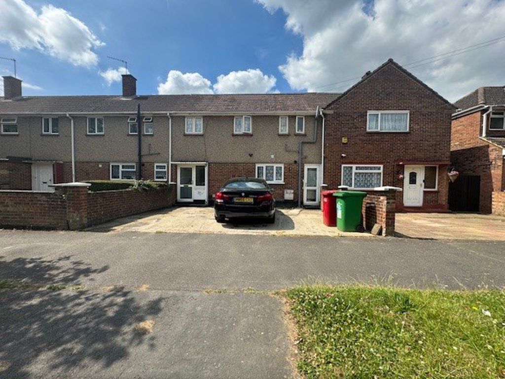 3 bed property to rent in Knolton Way, Wexham, Slough SL2, £1,950 pcm