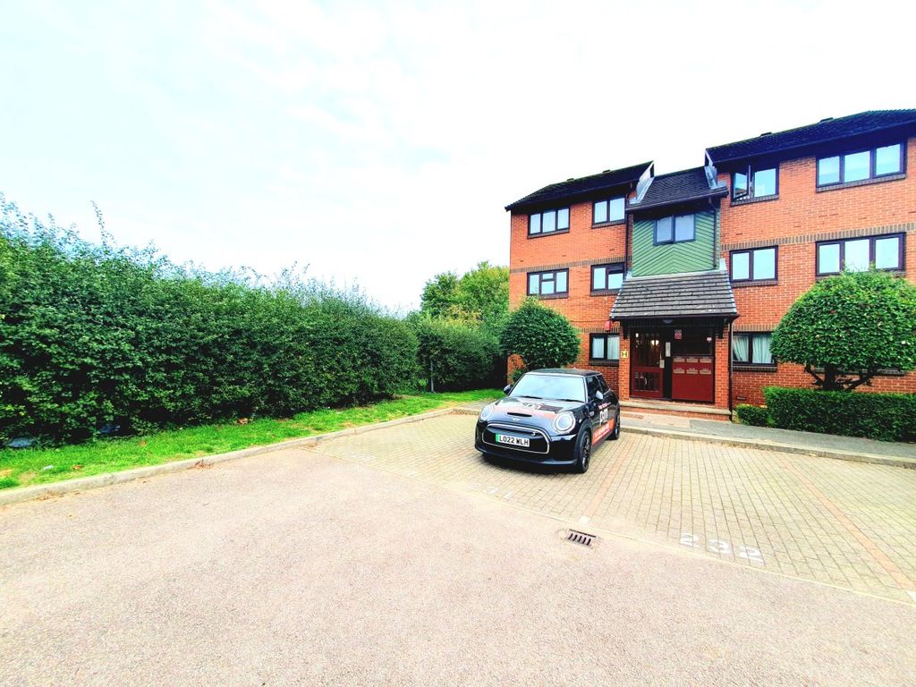 2 bed flat to rent in Maltby Drive, Enfield EN1, £1,545 pcm Zoopla