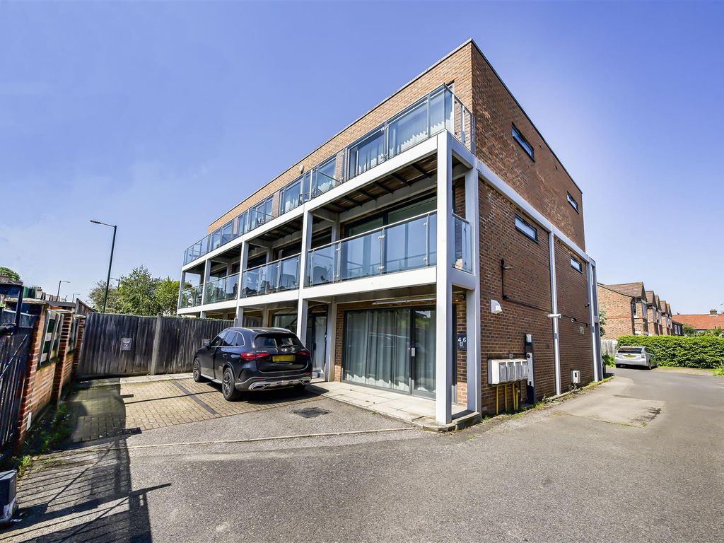 1 bed flat for sale in Staines Road, Twickenham TW2, £375,000 Zoopla