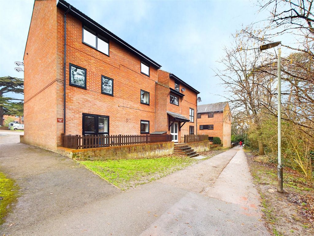 2 bed flat for sale in King Close, Cheltenham, Gloucestershire
