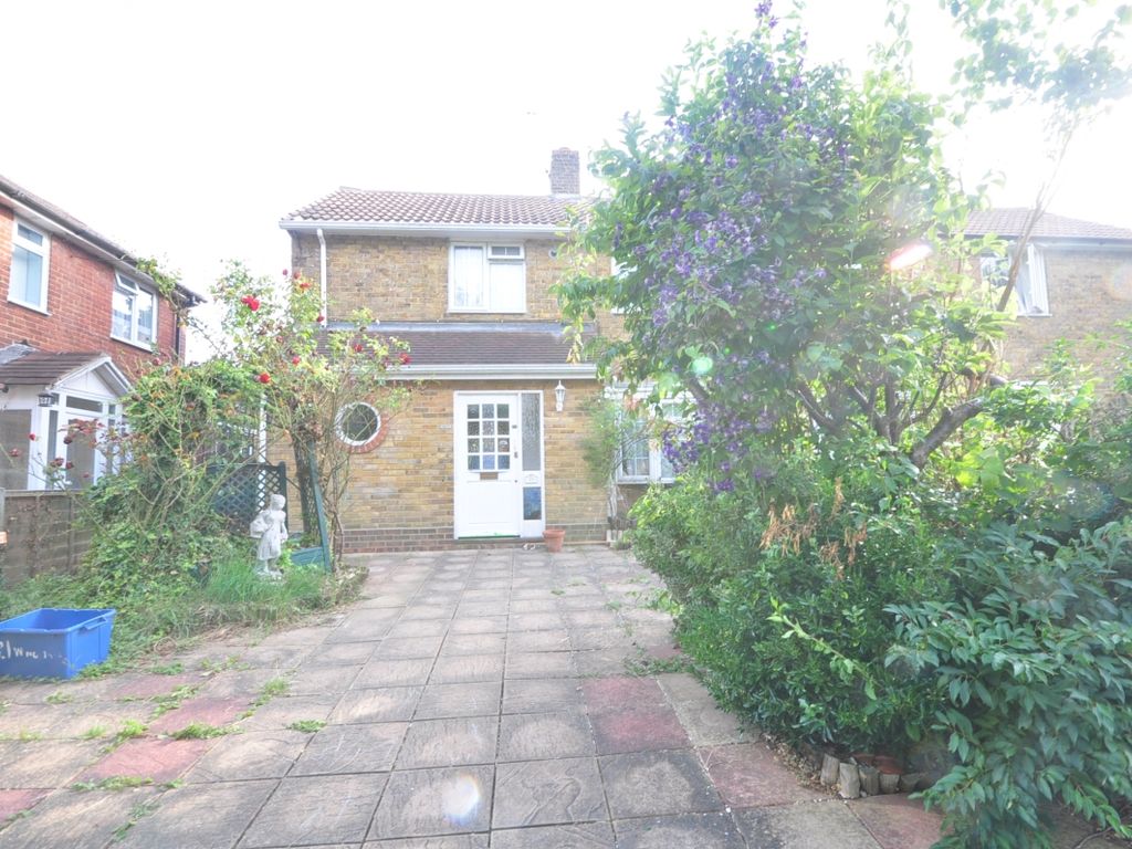 3 bed semidetached house to rent in Wingham Close, Gillingham ME8, £