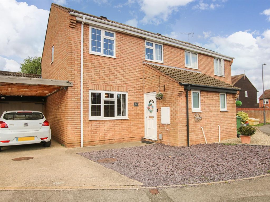 4 bed semidetached house for sale in Hemingway Road HP19 Zoopla