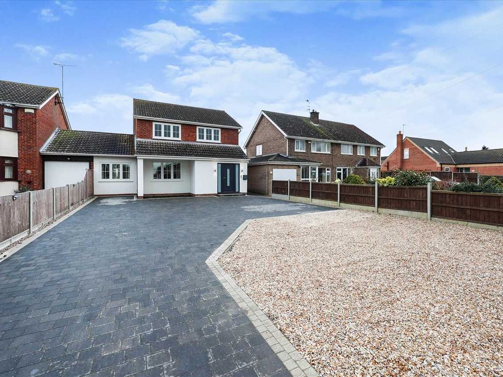 3 bed linkdetached house for sale in Lincoln Road, Brant Broughton