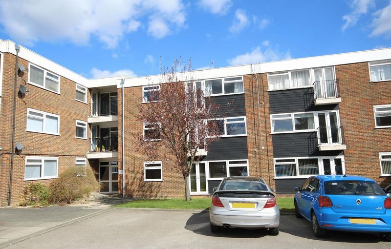 2 bed flat to rent in Hutton Road, Shenfield, Brentwood CM15, £1,350