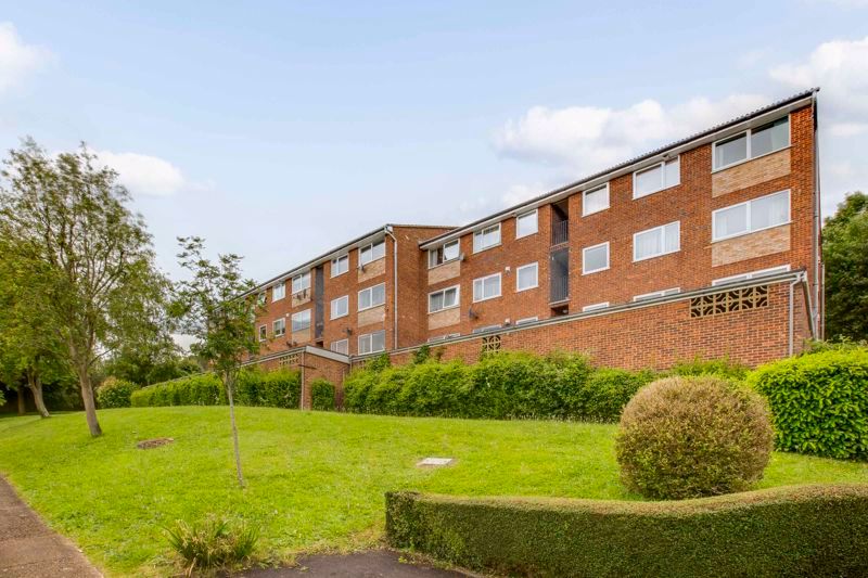 2 bed flat for sale in Windsor Drive, High HP13, £200,000 Zoopla