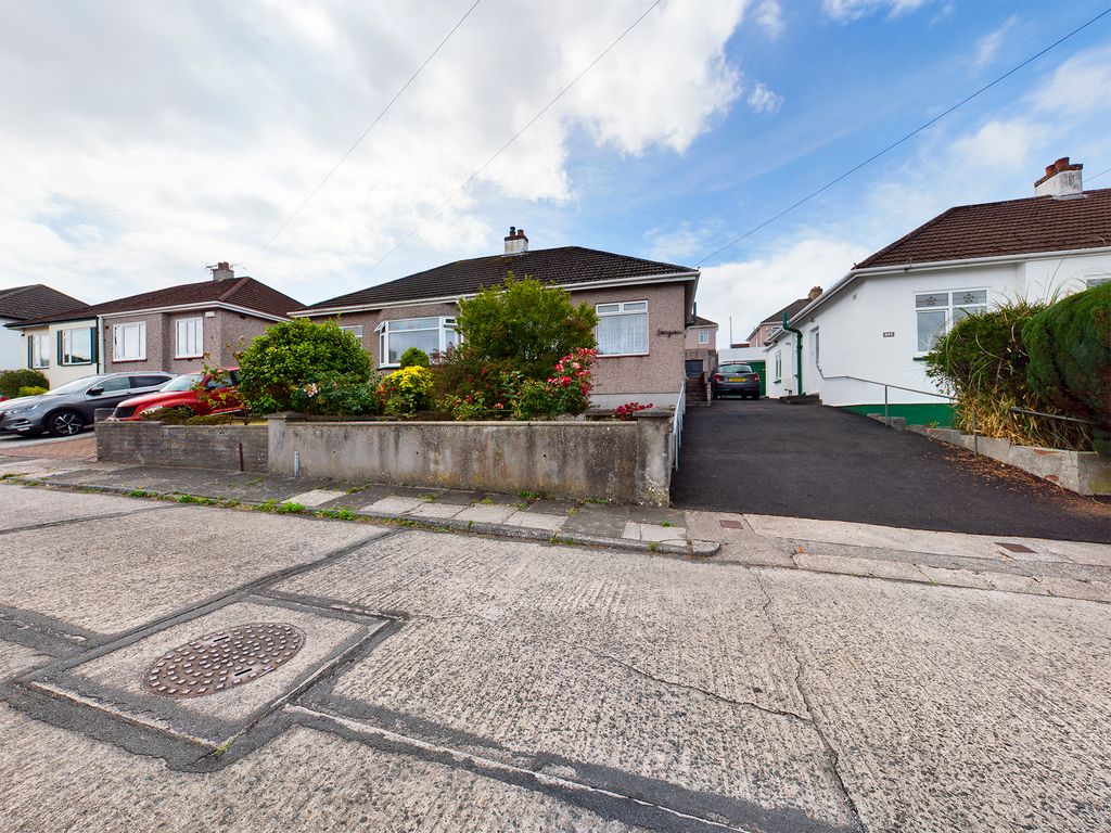 2 bed semidetached bungalow to rent in Higher Mowles, Lower Compton