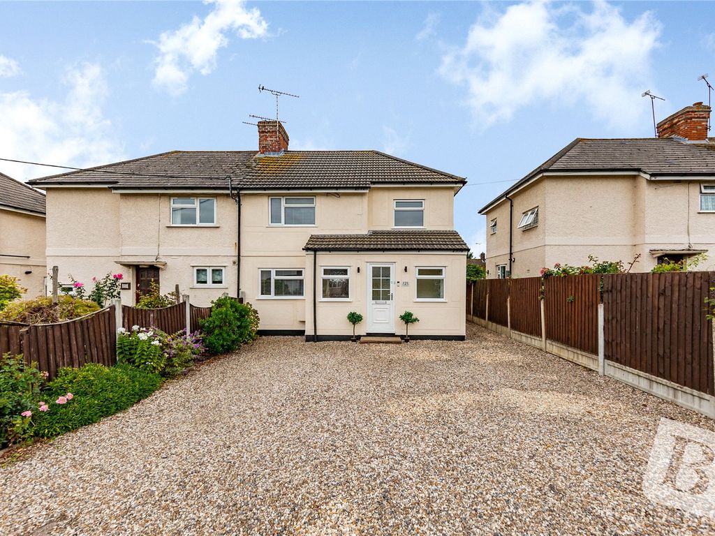 3 bed semidetached house for sale in Hatch Road, Pilgrims Hatch
