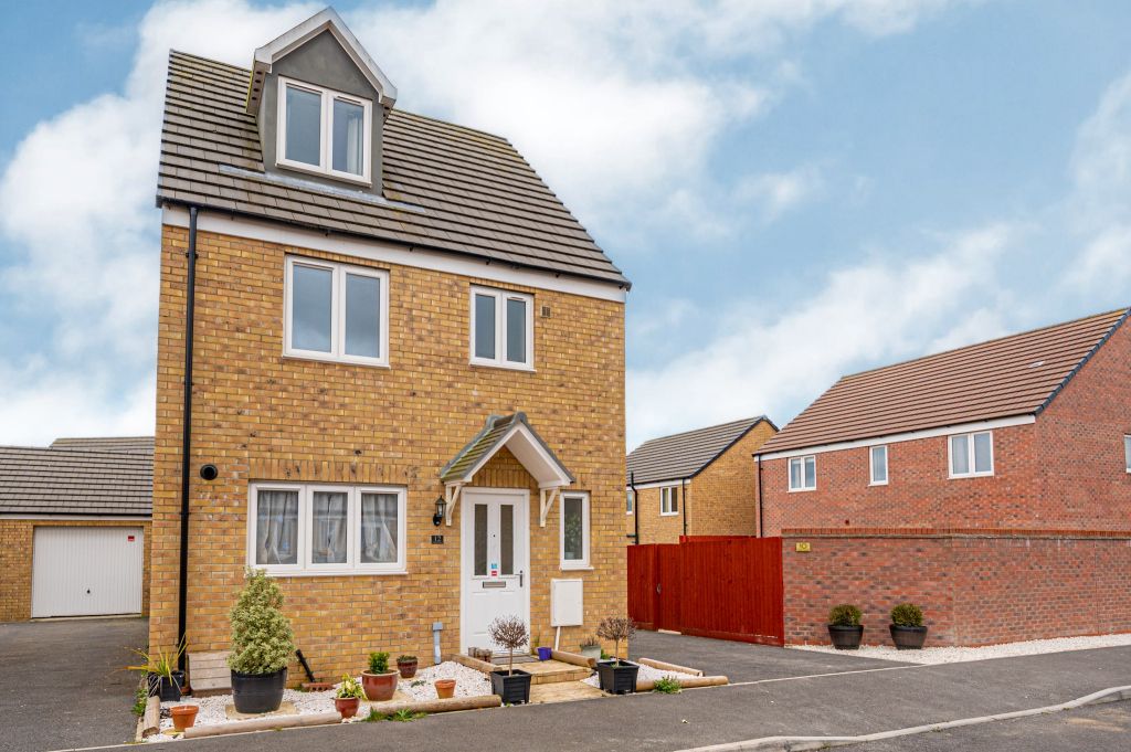4 bed detached house for sale in Green Crescent, Desborough, Kettering