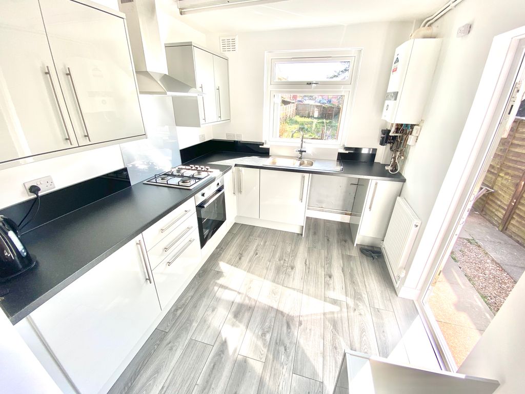 3 bed semidetached house to rent in Chestnut Avenue, Humberstone