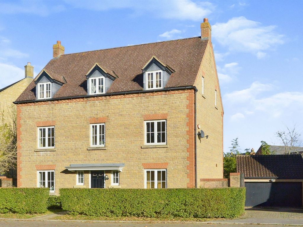 5 bed detached house for sale in Tenby Grove, Kingsmead, Milton Keynes