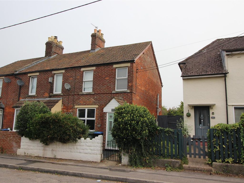 3 bed end terrace house for sale in Wood Lane, Chippenham SN15, £