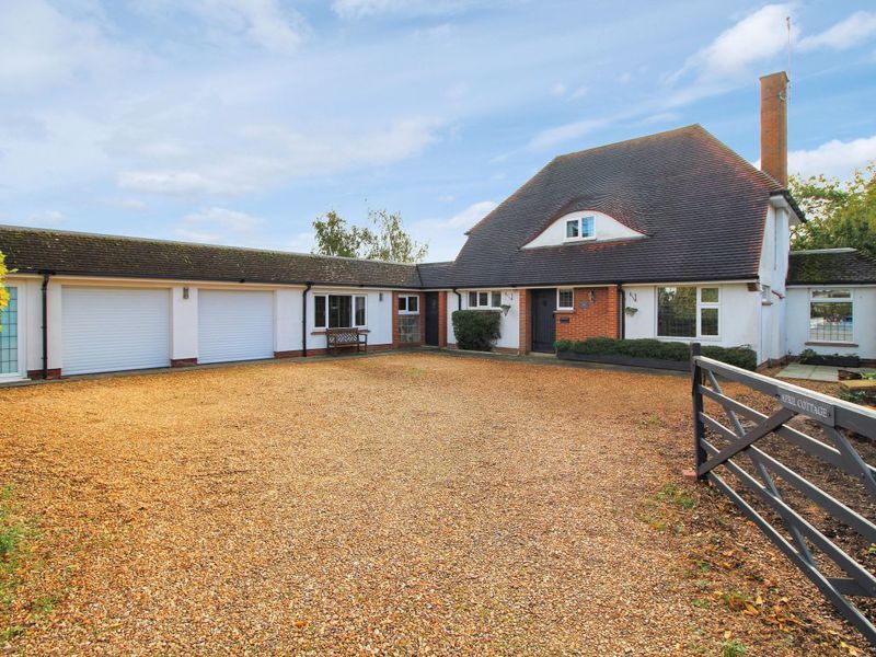 4 bed detached house to rent in Thorpe Road, Longthorpe, Peterborough