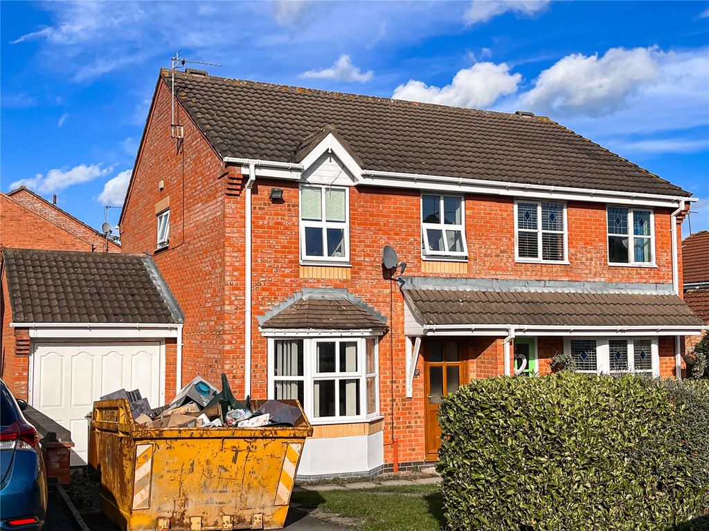 3 bed semidetached house for sale in The Osiers, Loughborough