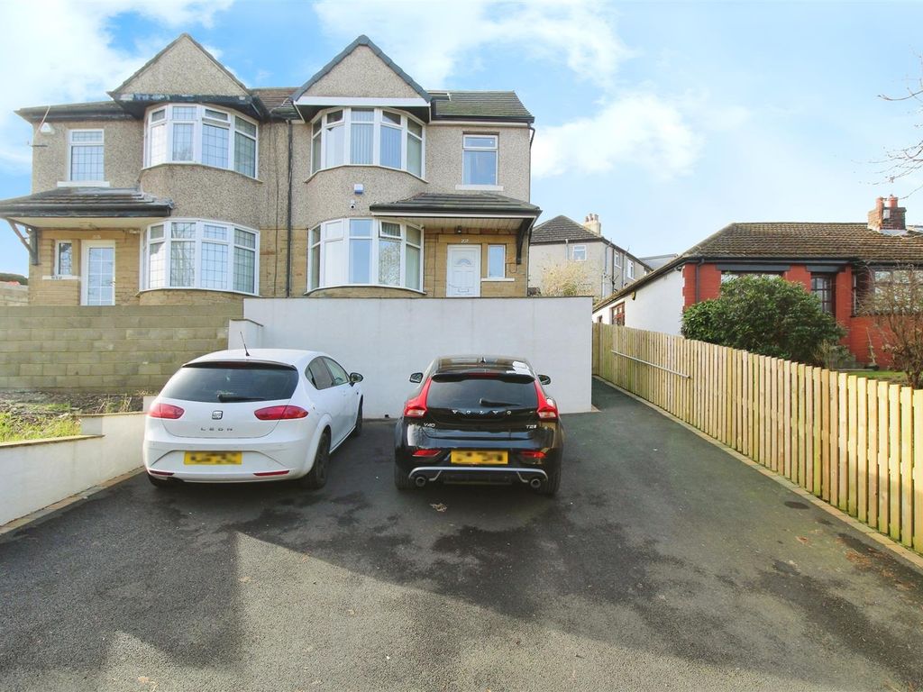 4 bed semidetached house for sale in Moore Avenue, Bradford BD7, £