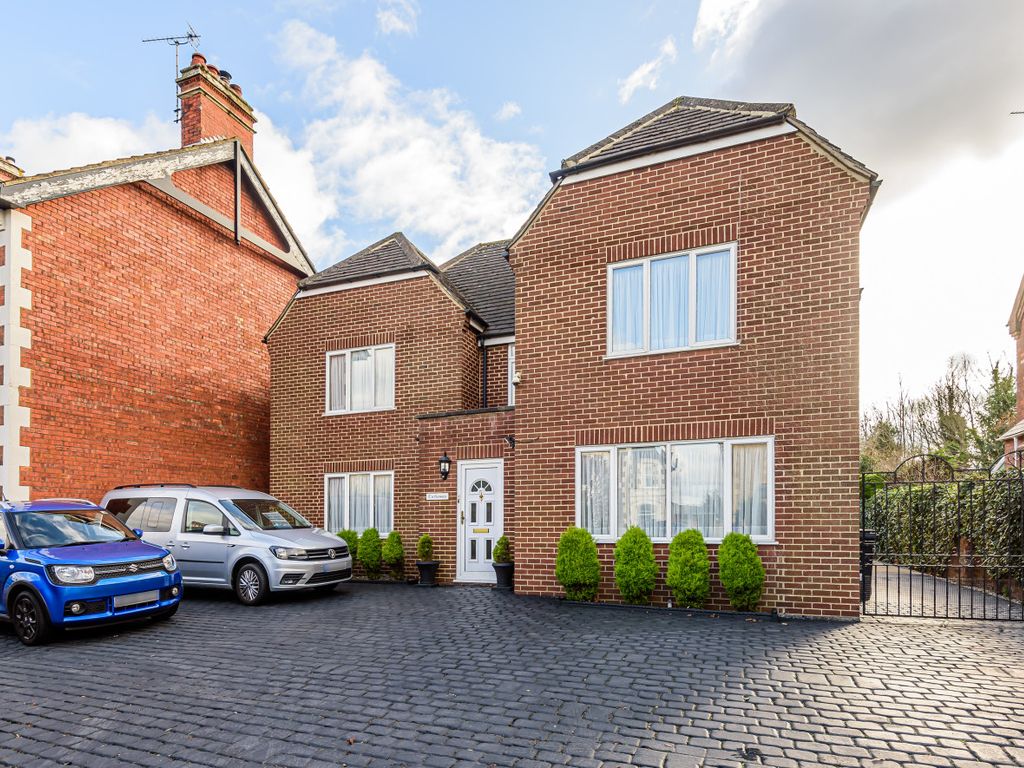 4 bed detached house for sale in Bath Road, Old Town, Swindon SN1, £