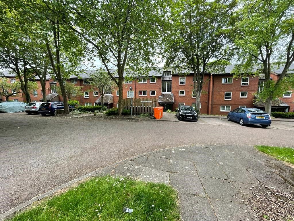 2 bed flat for sale in Park Hill Drive, Leicester, Leicestershire LE2