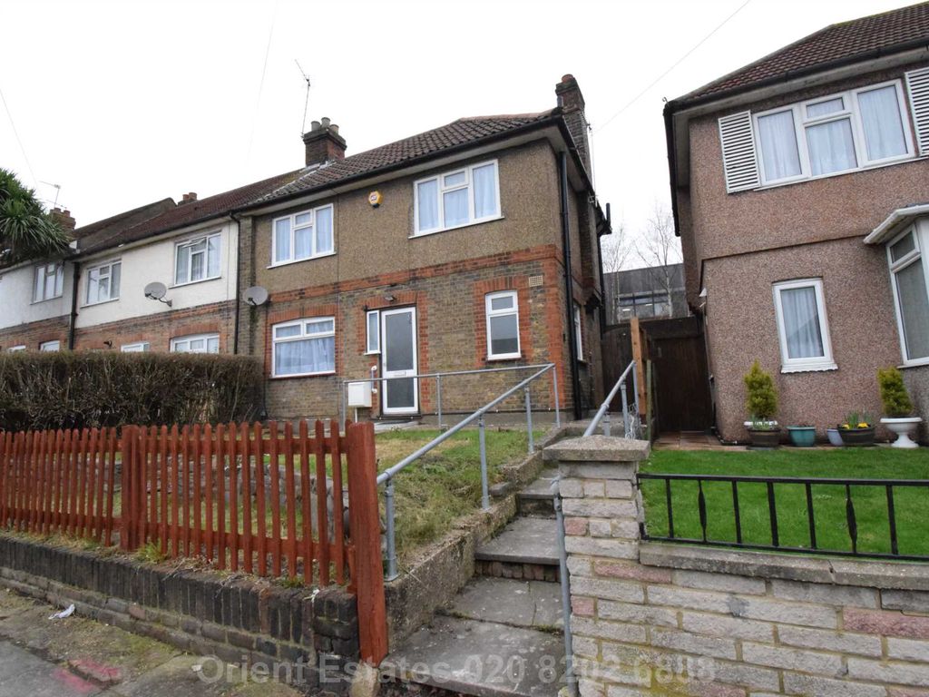 3 bed end terrace house to rent in Sturgess Ave, Hendon Central NW4