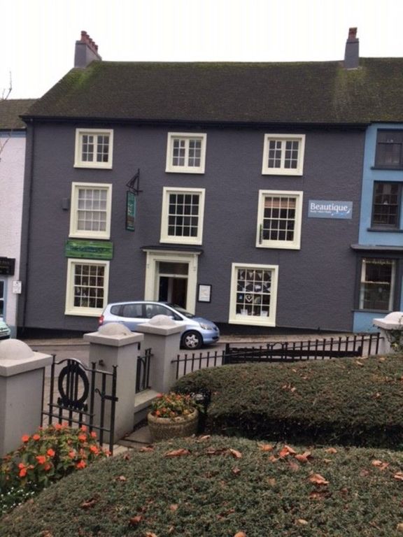 2 bed flat to rent in Market Square, Narberth SA67, £780 pcm Zoopla