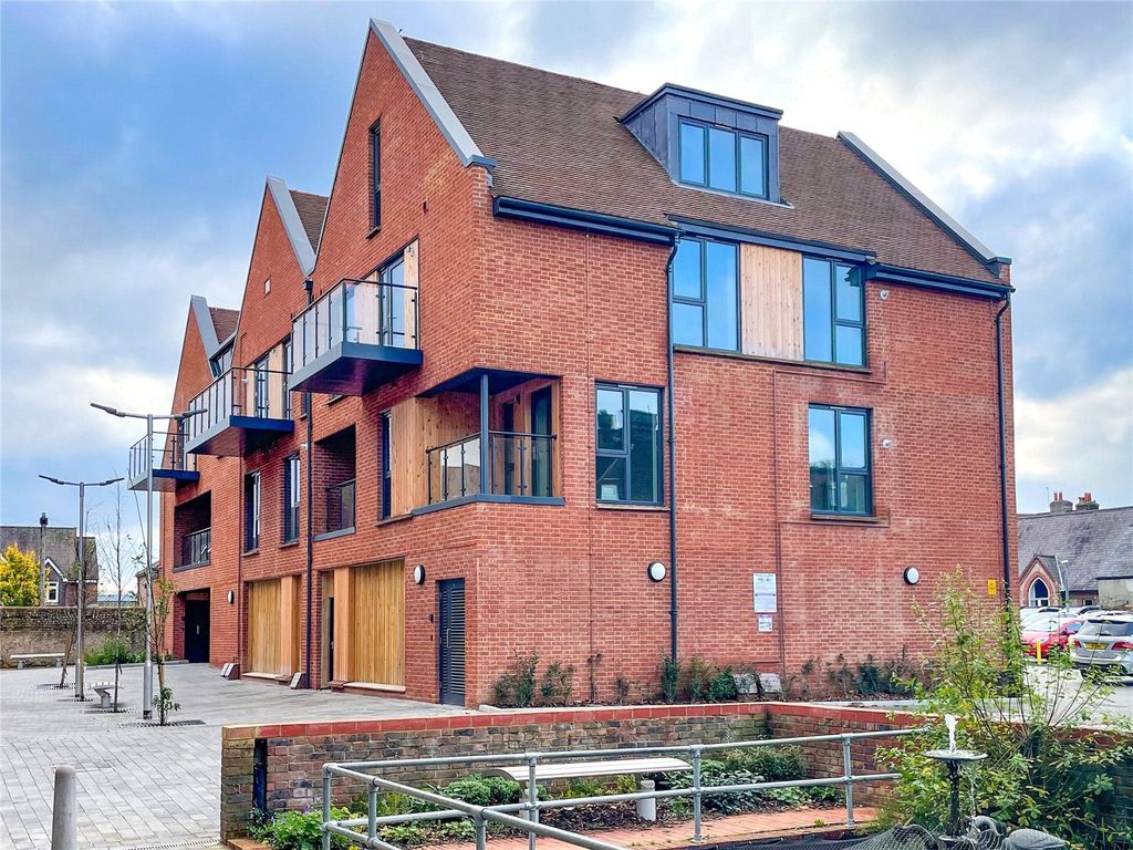 New home, 2 bed flat for sale in Dragon Street, Petersfield GU31, £