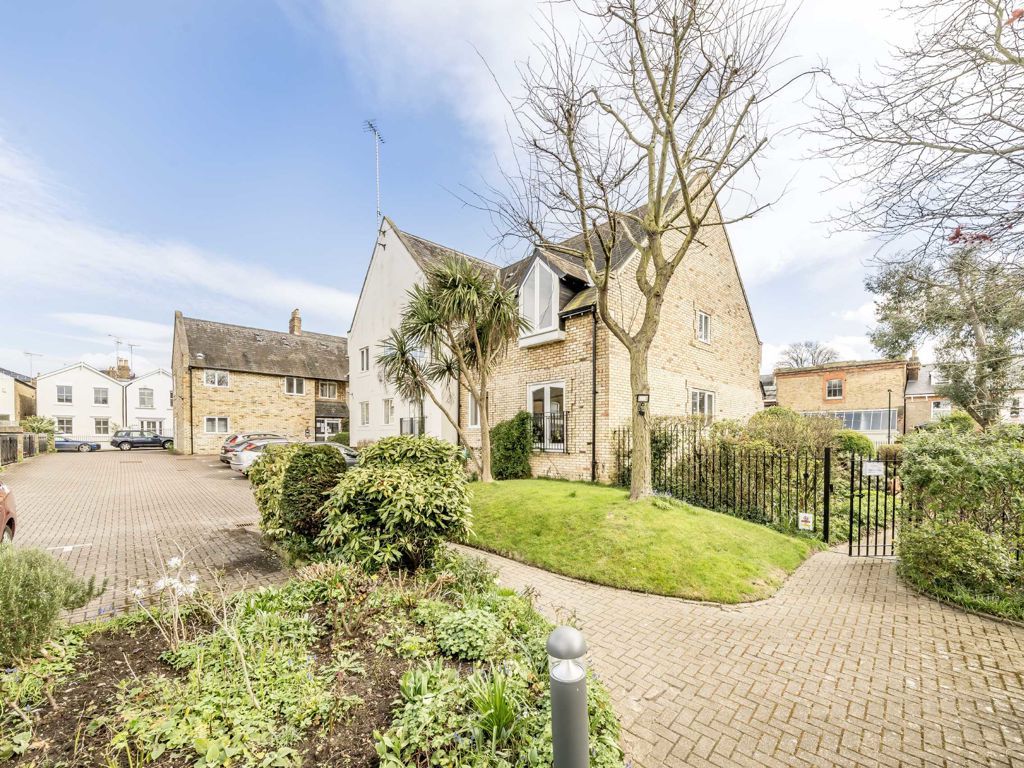 2 bed flat for sale in Grosvenor Road, Richmond TW10, £395,000 Zoopla