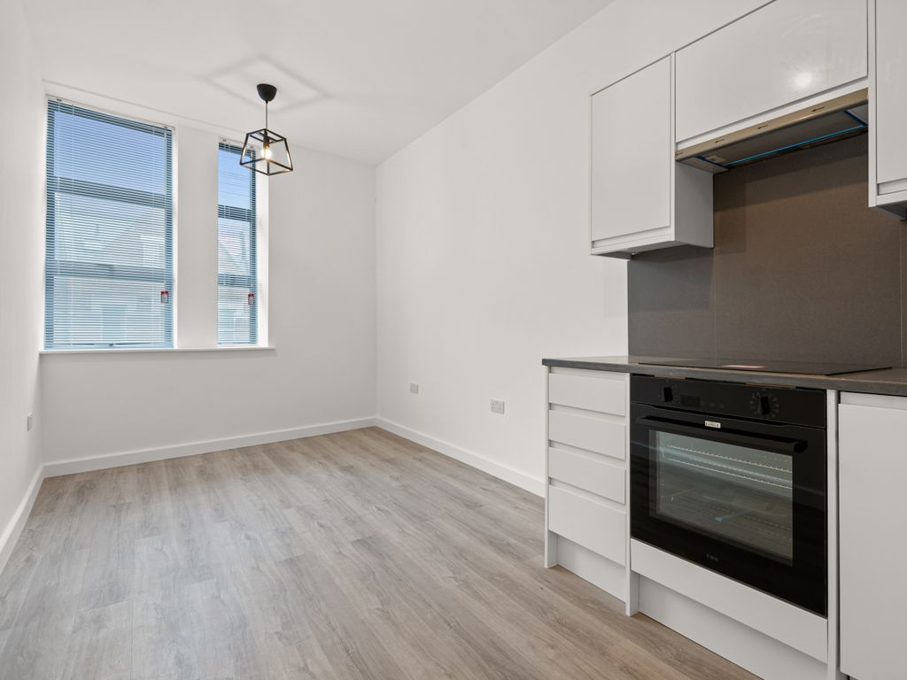 2 bed flat to rent in Balham High Road, London SW12, £2,000 pcm Zoopla