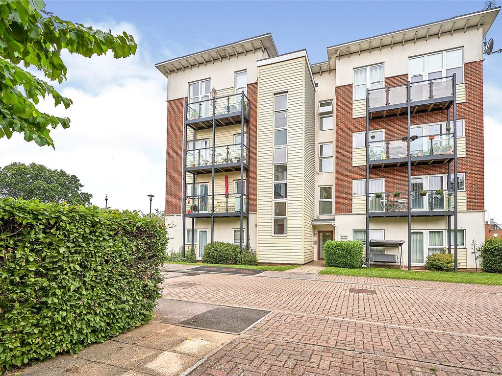 2 bed flat for sale in Park View Road, Leatherhead, Surrey KT22, £