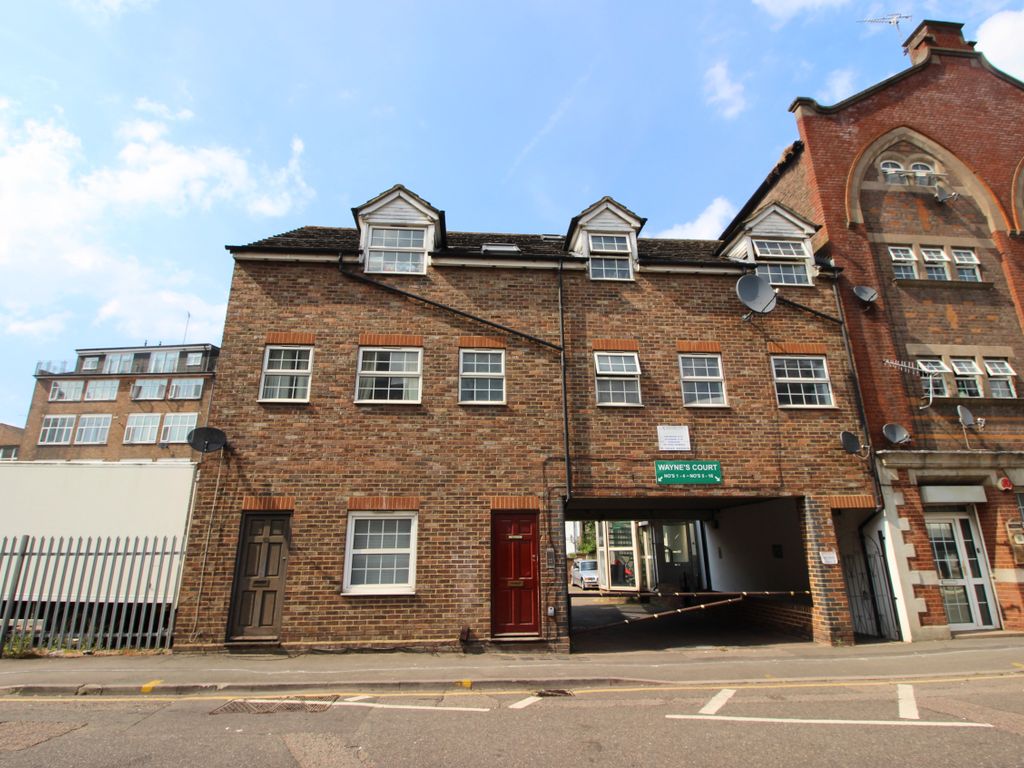 Waynes Court, Luton LU1  