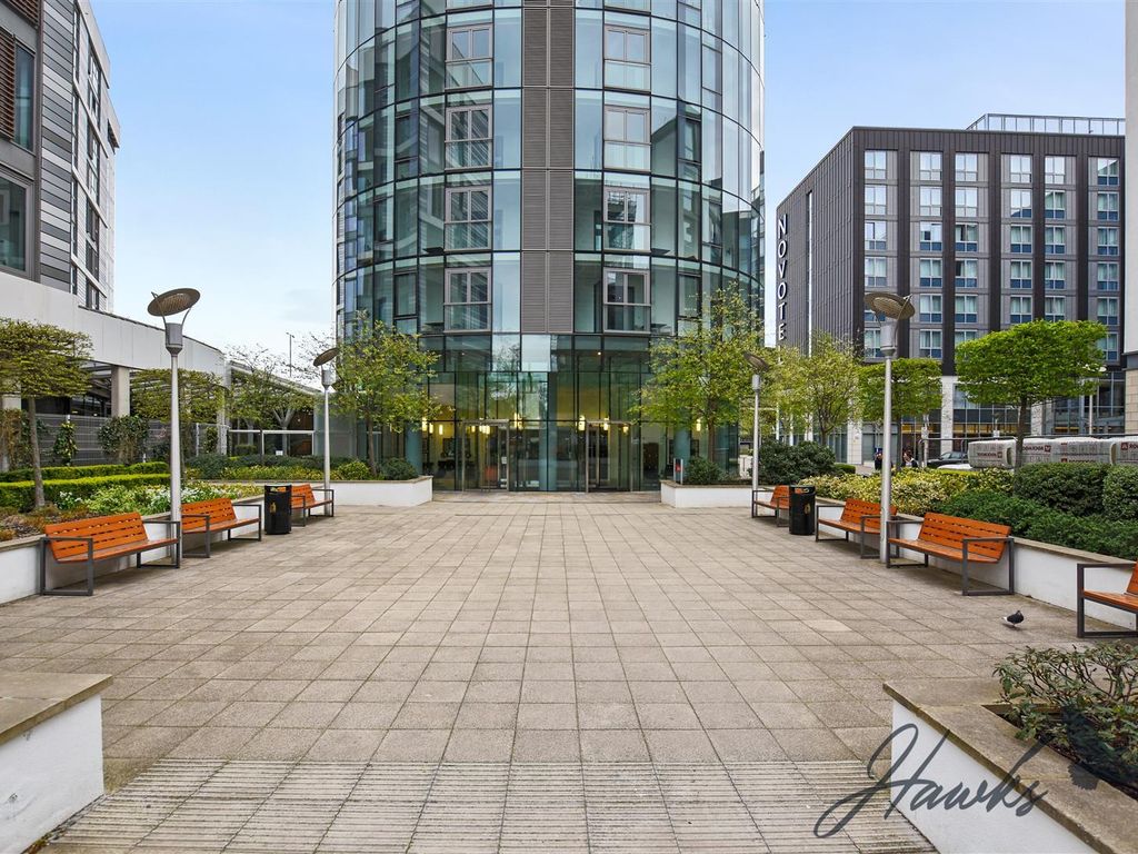 2 bed flat to rent in Kew Eye Apartments, Ealing Road, Brentford TW8, £