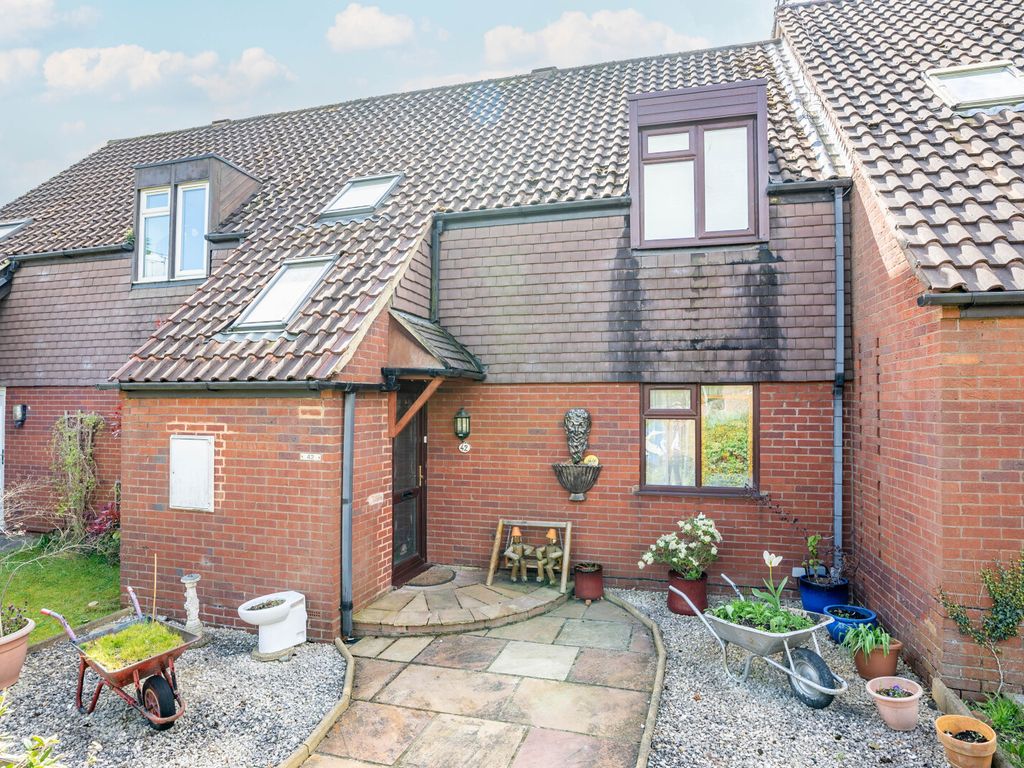 3 bed terraced house to rent in Newgate Close, St. Albans