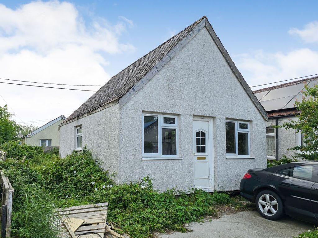 Bungalow for sale in 17 Rover Avenue, Jaywick, Essex CO15, £25,000 Zoopla