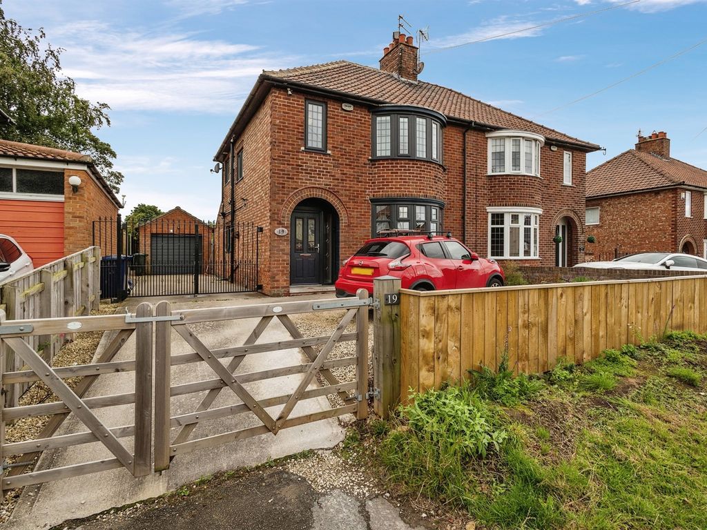 3 bed semidetached house for sale in Orchard Way, Ormesby