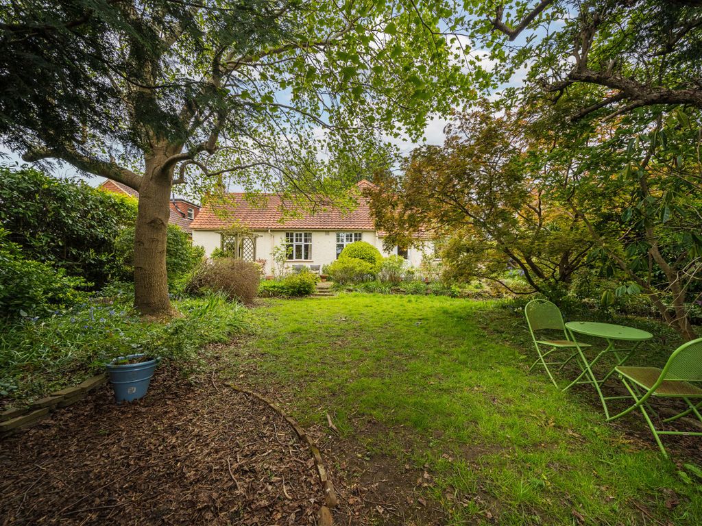 4 bed bungalow for sale in Liberty Lane, Addlestone, Surrey KT15, £