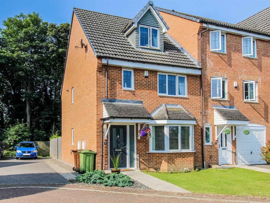 3 bed town house for sale in Redshank Place, Horbury, Wakefield WF4