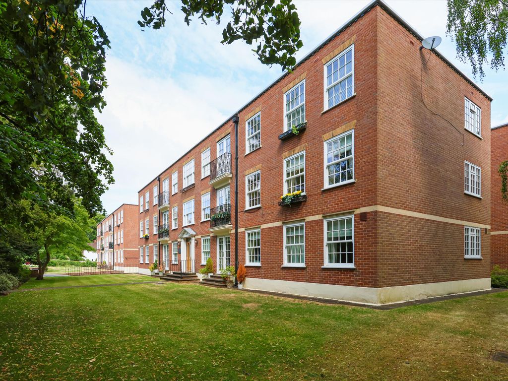 3 bed flat for sale in St. Avenue, Weybridge, Surrey KT13, £
