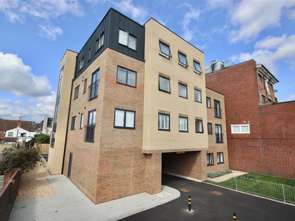 2 bed flat for sale in Stubbington Avenue, Portsmouth PO2, £240,000
