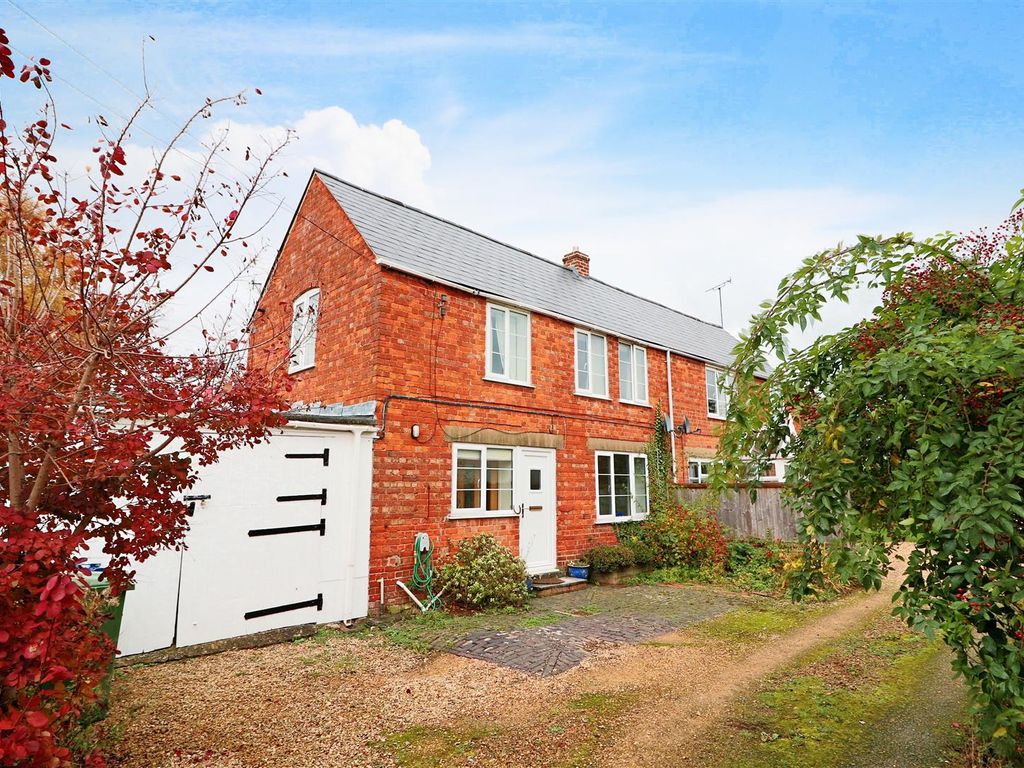2 bed semidetached house to rent in Gretton Road,