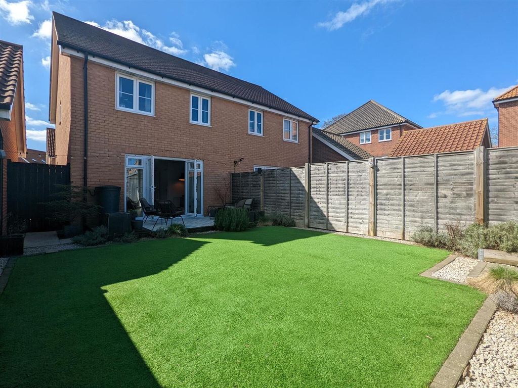 3 bed semidetached house for sale in Almond Drive, Cringleford