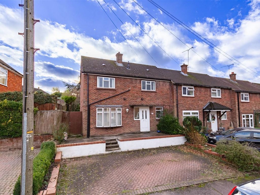 3 bed end terrace house for sale in Rayfield, Epping CM16, £499,995