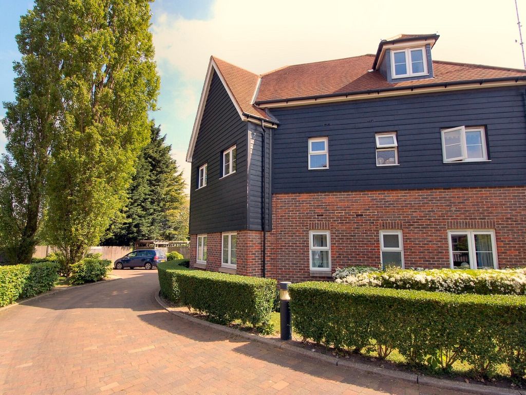 2 bed flat for sale in Chairmakers Close, Princes Risborough HP27, £