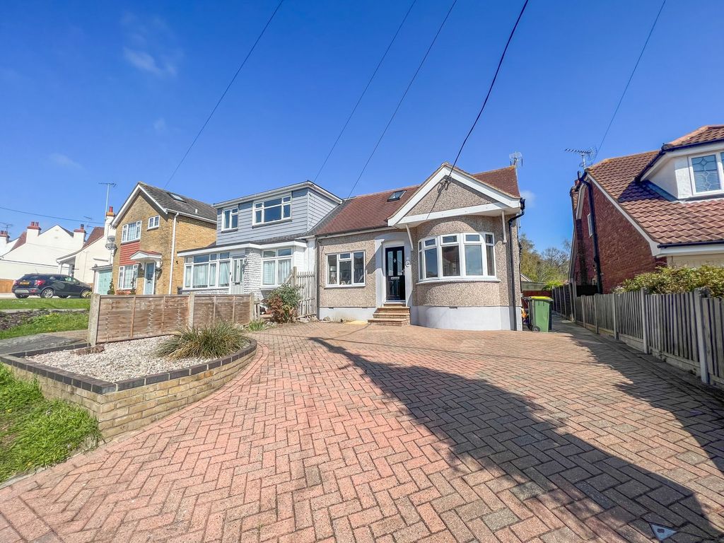 4 bed property for sale in Victor Gardens, Hockley SS5 Zoopla