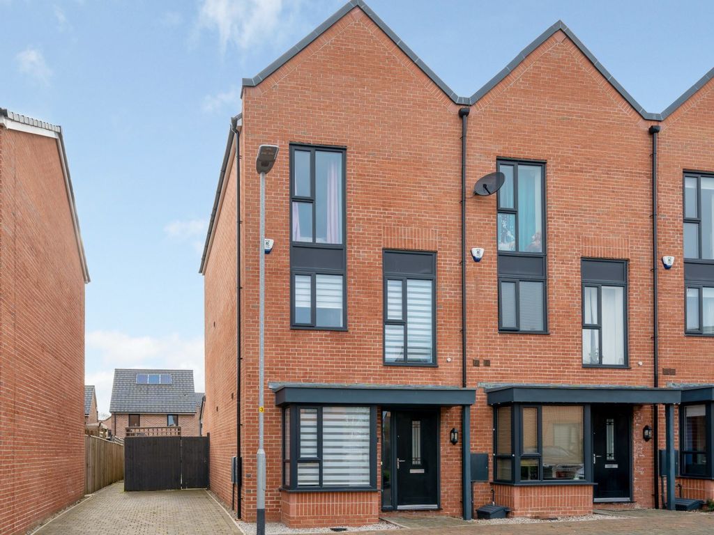 4 bed end terrace house for sale in Siskin Road, Cottam, Preston PR4