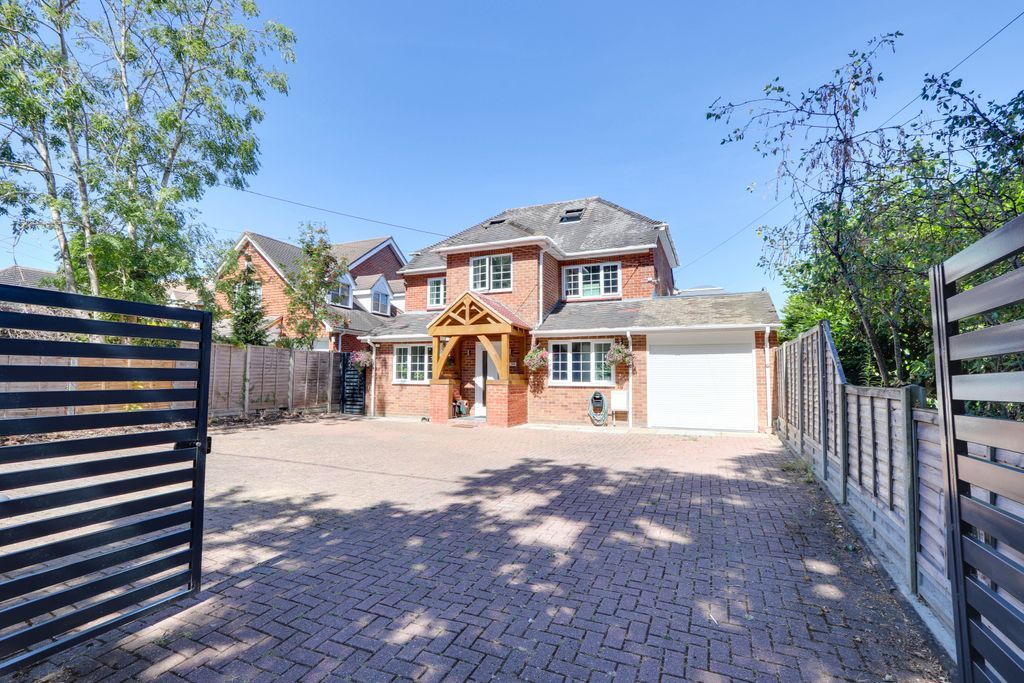 7 bed detached house for sale in Reading Road, Chineham, Basingstoke